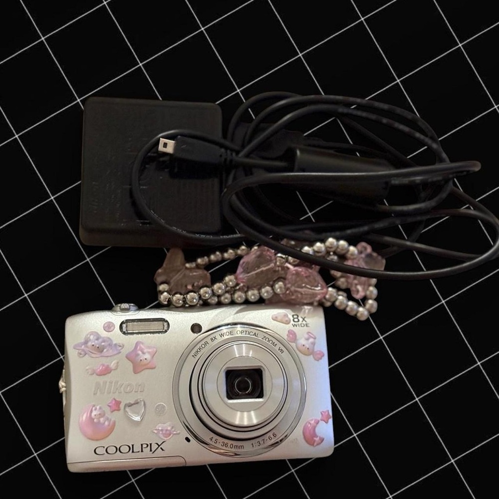 Nikon Coolpix S3600 20.1MP Digital Camera in Silver